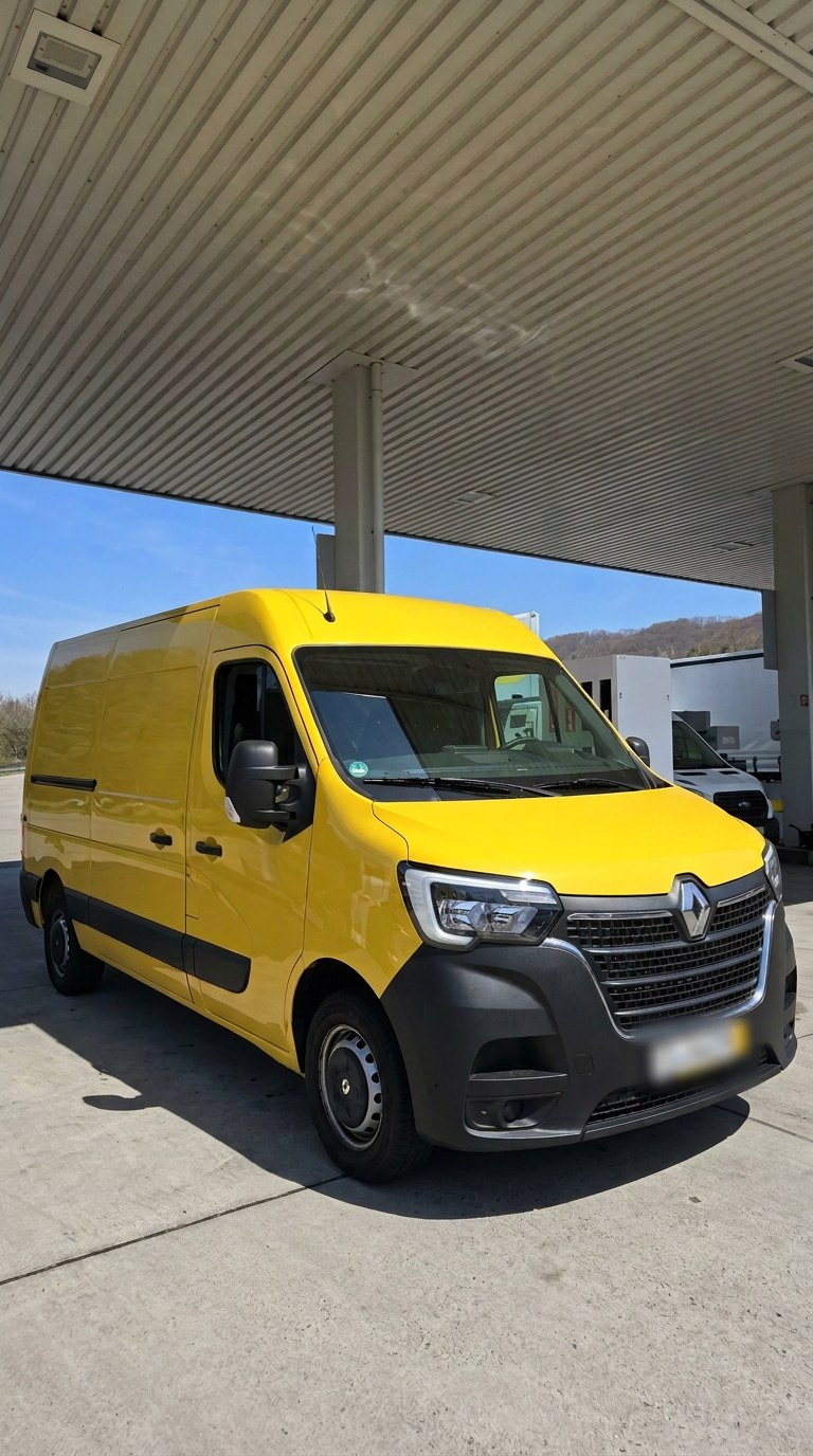 Žuti Renault Master na benzinskoj postaji, spreman za dostave i selidbe